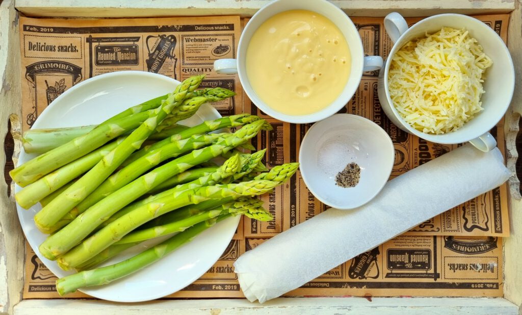 Zutaten für die Spargeltarte: eine Rolle Blätterteig, Sauce Hollandaise, geriebener Käse, ein Bund grüner Spargel, Salz und Pfeffer, (ein Esslöffel Olivenöl)