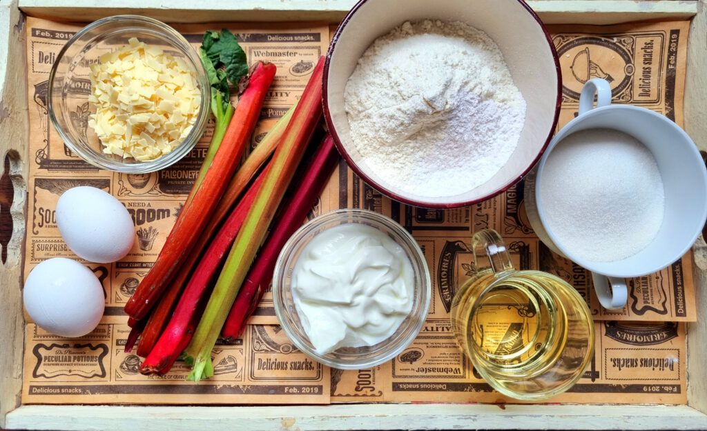 Zutaten für die Rhabarber-Muffins: Joghurt, Öl, Eier, Zucker, Salz, Mehl, Backpulver, Rhabarber, weiße Raspelschokolade