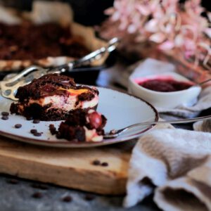 saftige Käsekuchen-Brownies mit Beeren!