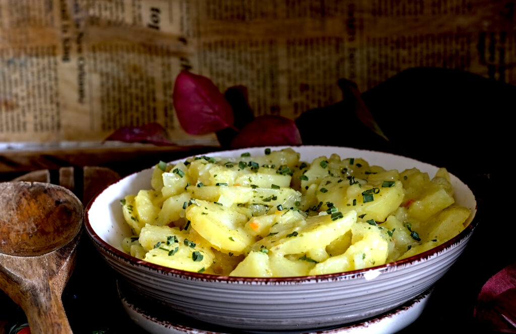 auf dem Bild siehst du eine Schüssel in der sich badischer Kartoffelsalat befindet