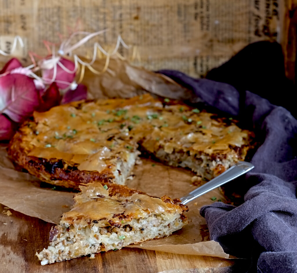 auf dem Foto siehst du einen Burek der goldbraun gebacken ist