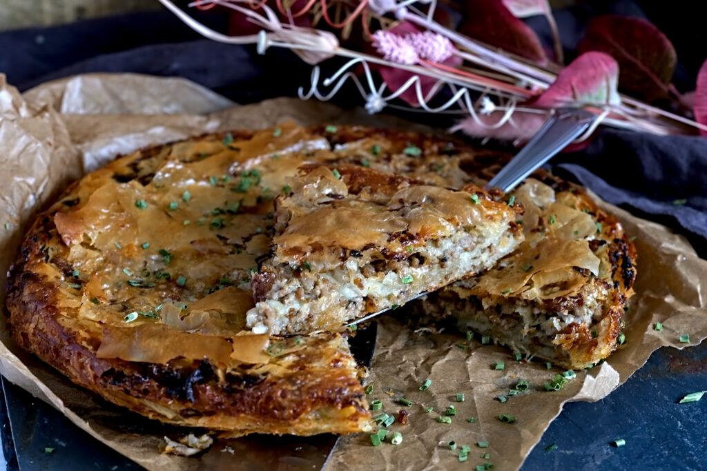 auf dem Foto siehst du einen Burek mit hackfleisch gefüllt, burek sa mesum
