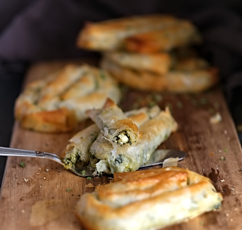 auf dem bild siehst du Burek mit Spinat und Feta