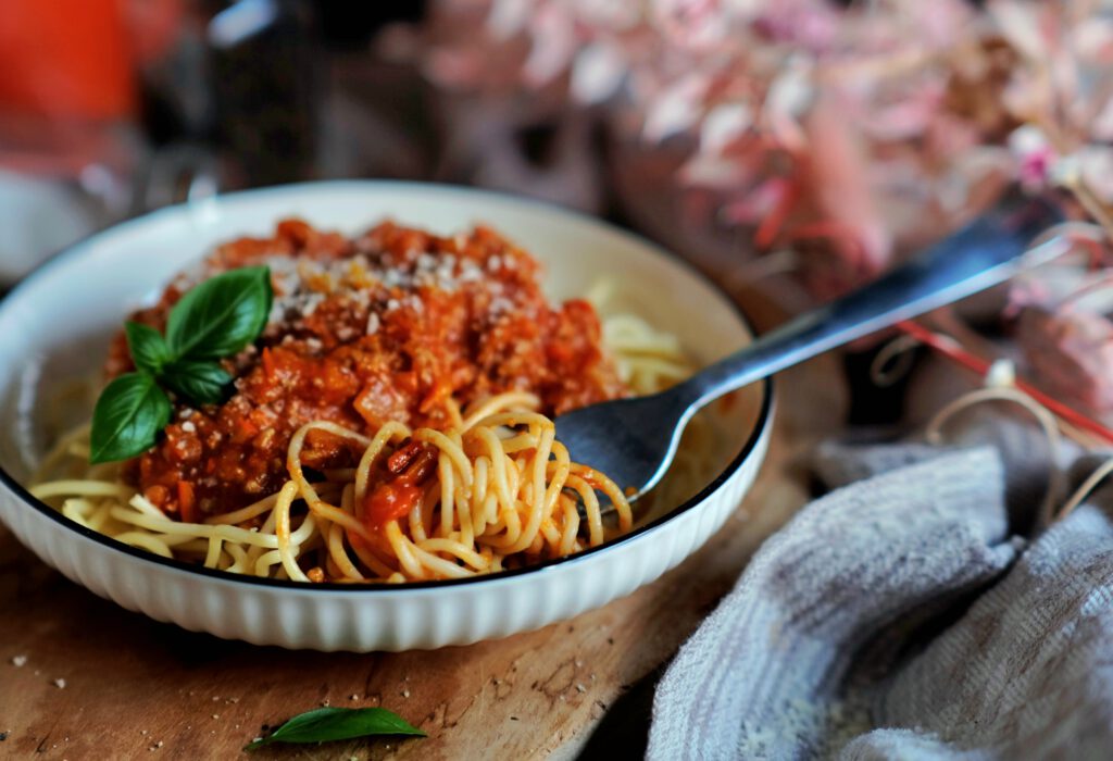 Ein Teller Kürbisbolognese mit Nudeln