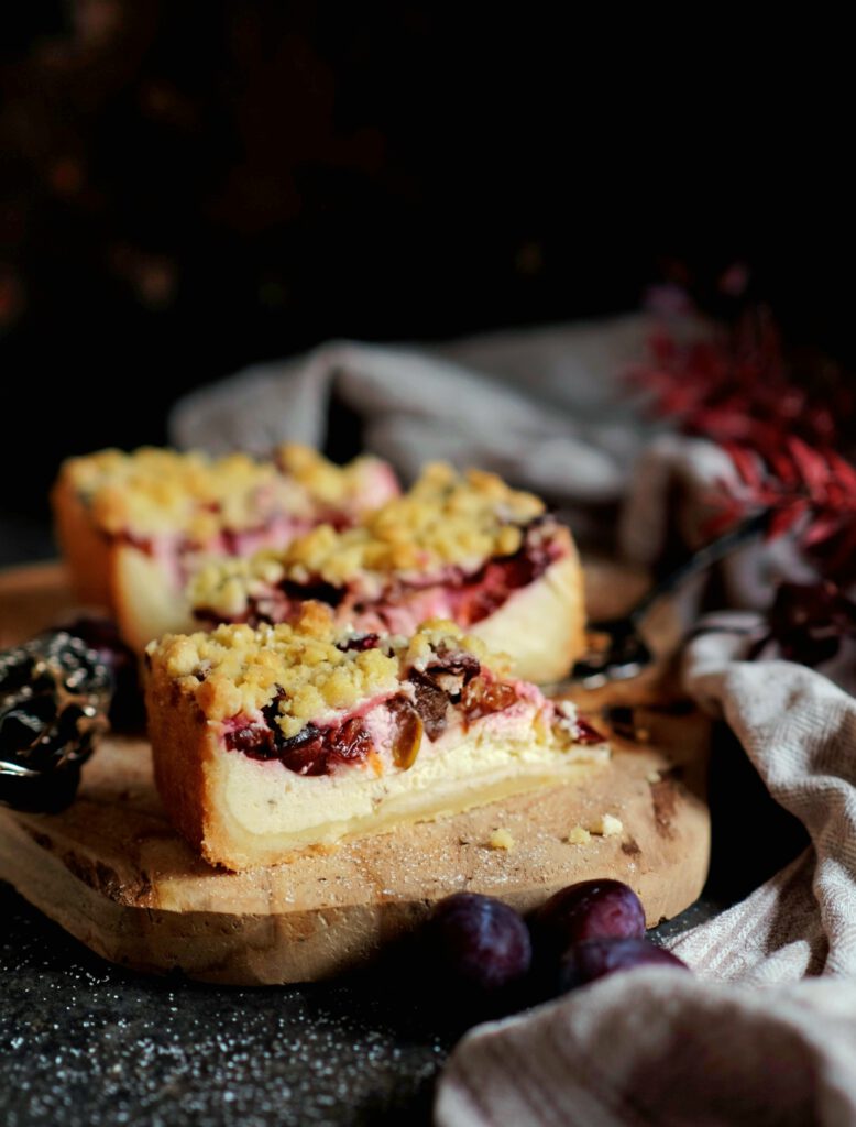 Zwetschgen-Käsekuchen mit Mürbeteigboden, cremiger Käsekuchenschicht, saftigen Zwetschgen und dicken Streuseln