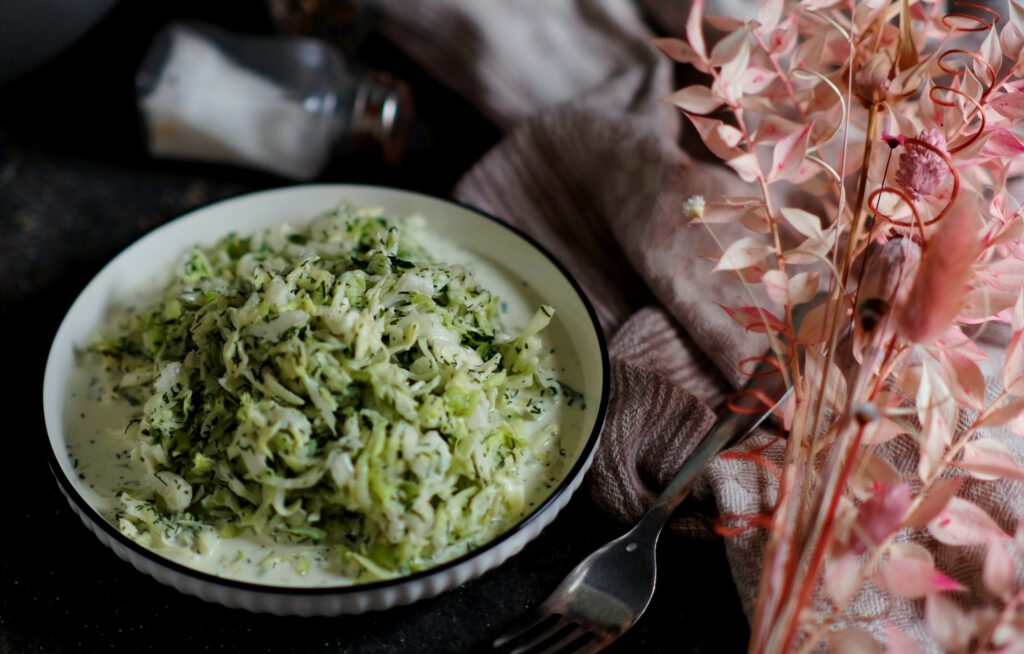 Spitzkohl-Gurken-Salat mit Mayo und Dill
