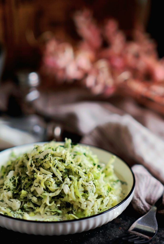 detaillierte Ansicht von Spitzkohl-Gurken-Salat, bei der die einzelnen Zutaten wie Spitzkohl, Gurken und Dill gut zu erkennen sind