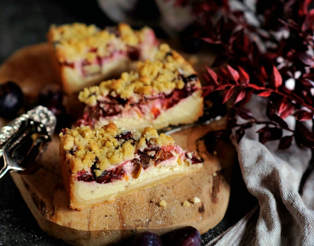 Zwetschgen-Käsekuchen mit Streuseln auf einer Kaffeetafel