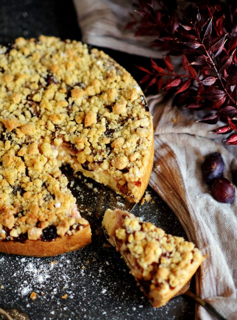 Zwetschgen-Käsekuchen mit Streuseln in einer Springform gebacken