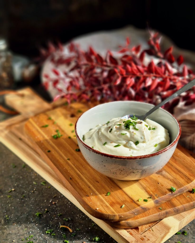 erfrischender Sour Cream Dip, ideal für eine Grillparty im Sommer