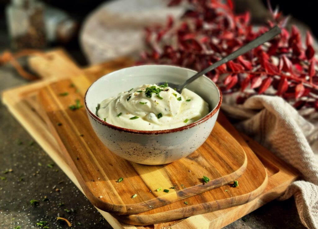 Eine Schale zubereiteter Sour Cream Dip, fertig zum Servieren