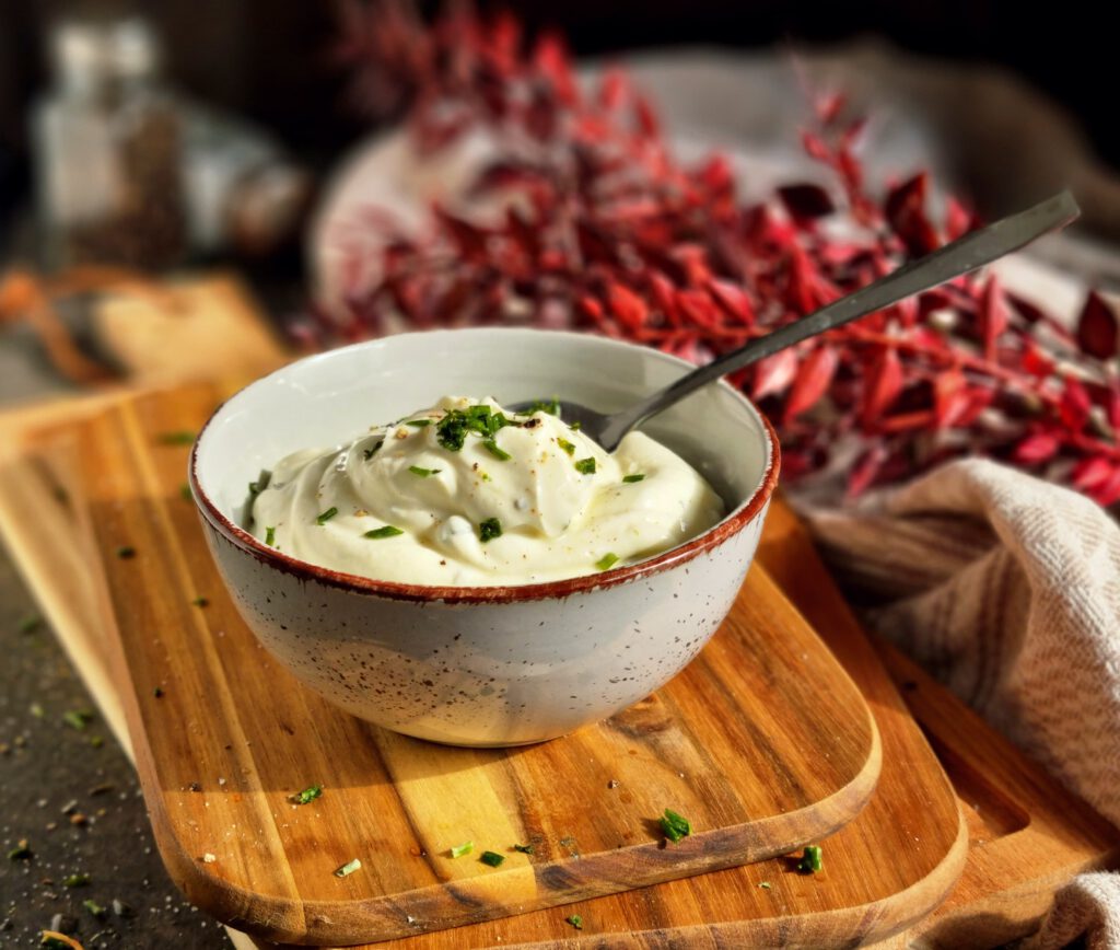 Cremiger Sour Cream Dip, garniert mit Schnittlauch
