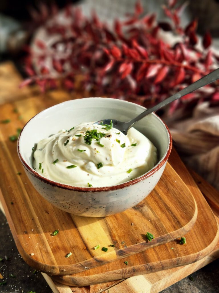 Eine graue Schale mit cremigem Sour Cream Dip