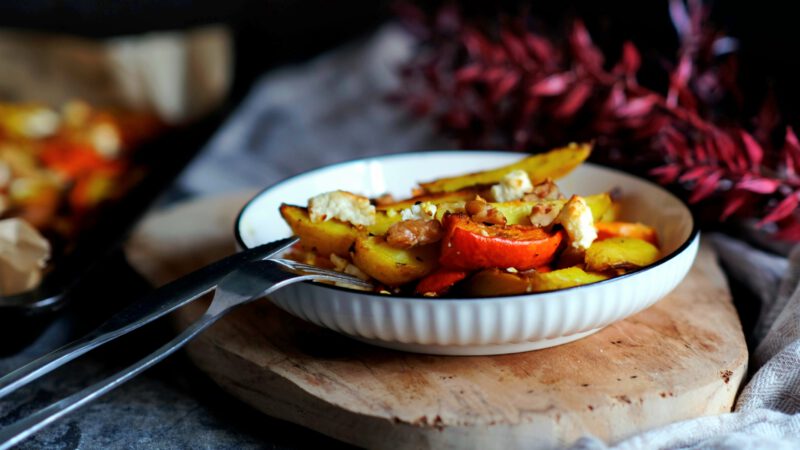 Ofenkartoffeln mit Kürbis, Walnuss und Feta vom Blech