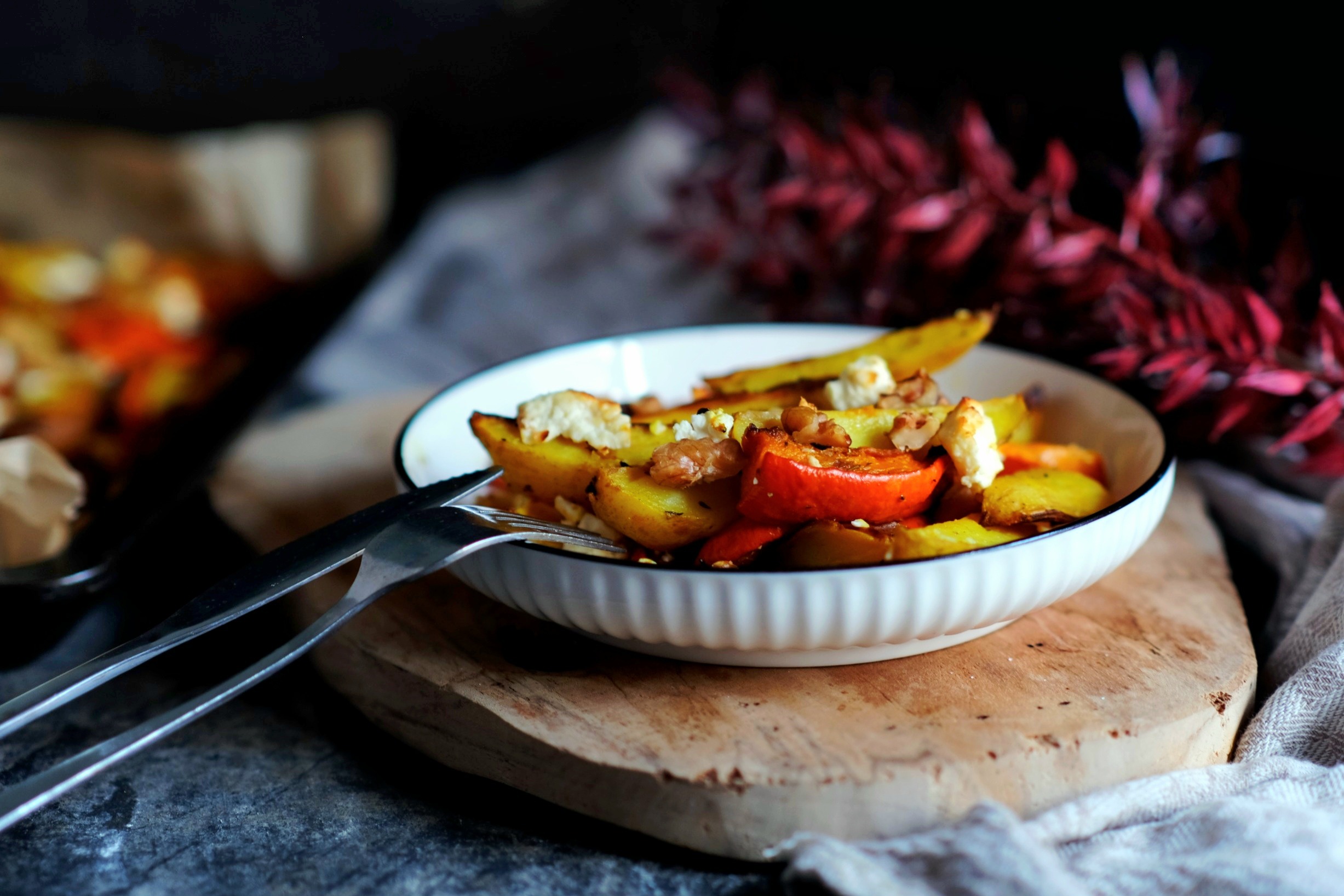 Ofenkartoffeln mit Kürbis, Walnuss und Feta vom Blech