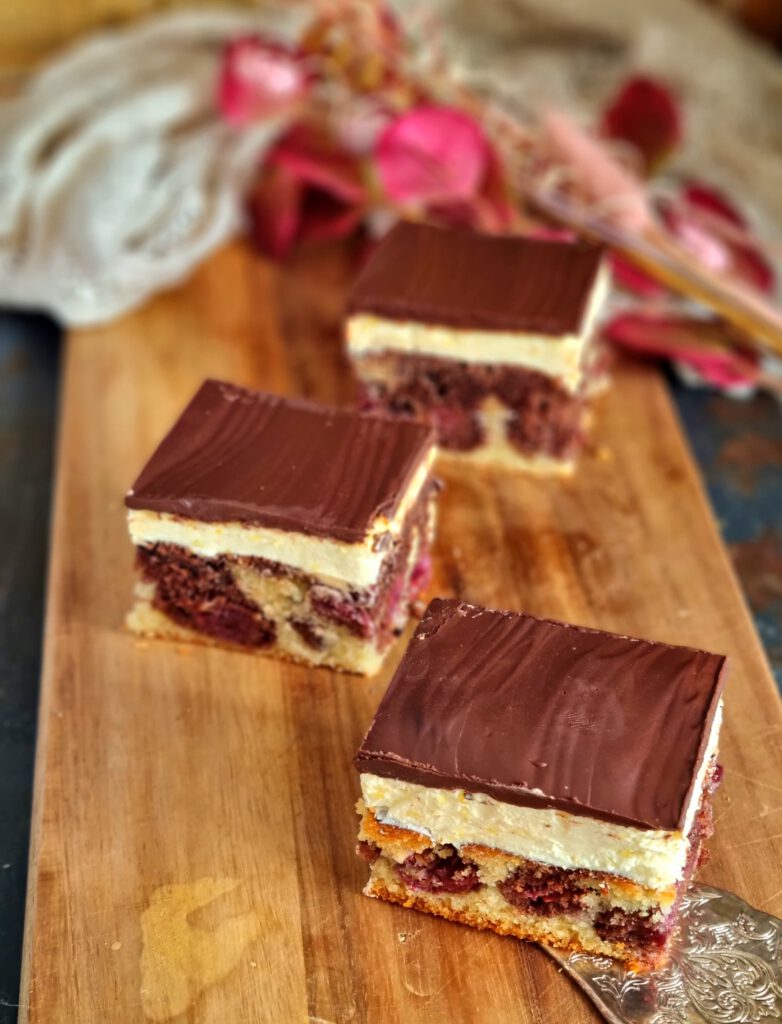 Der klassische Blechkuchen Donauwelle, fertig gebacken. Der Kuchen mit Buttercreme und Schokoglasur ist bereit zum Servieren