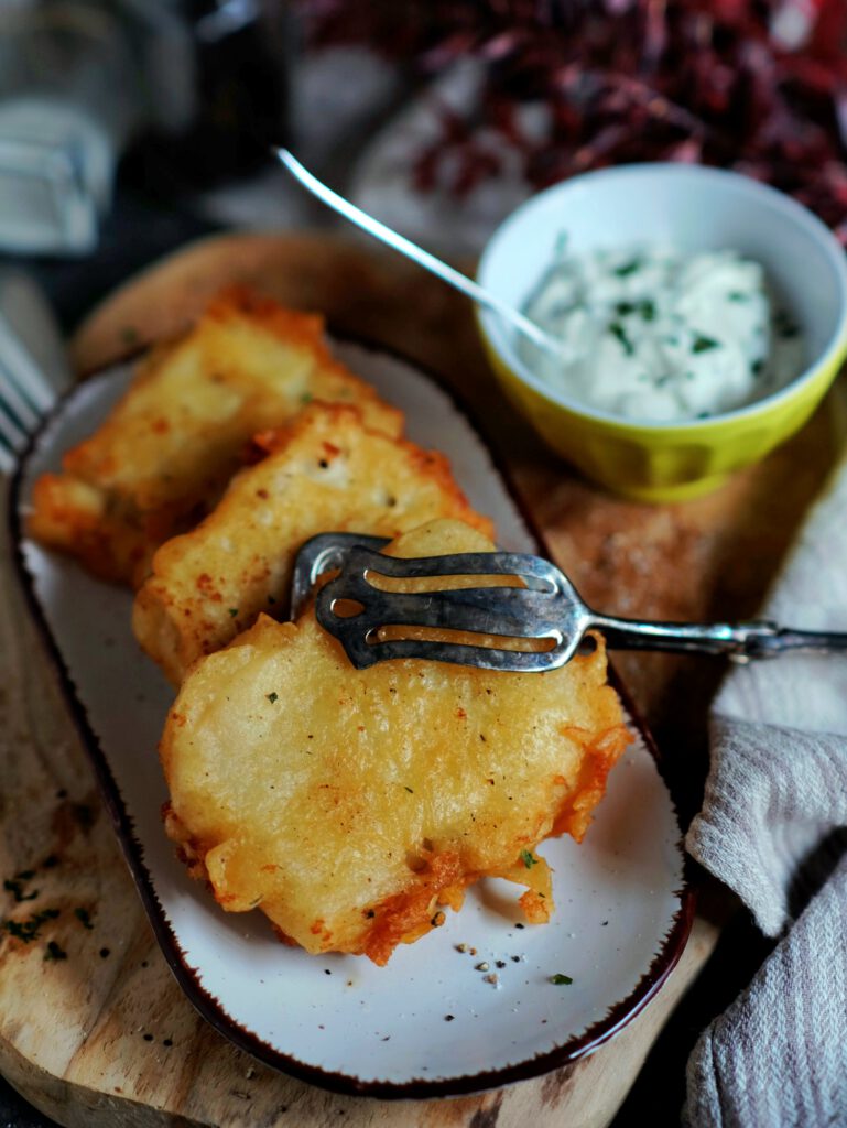 Backfisch Rezept von machwasleckeres.de: Knusprige Fischfilets mit Remoulade auf einem weißen Teller