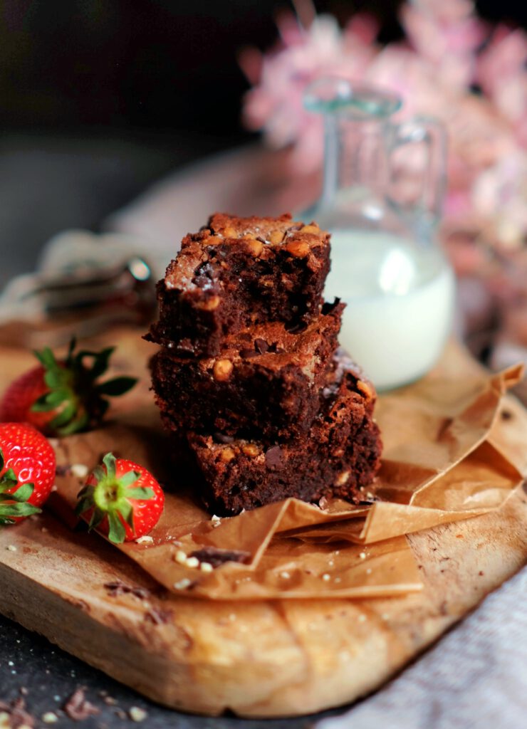 Klassische Brownies mit rissiger Kruste und saftigem Kern