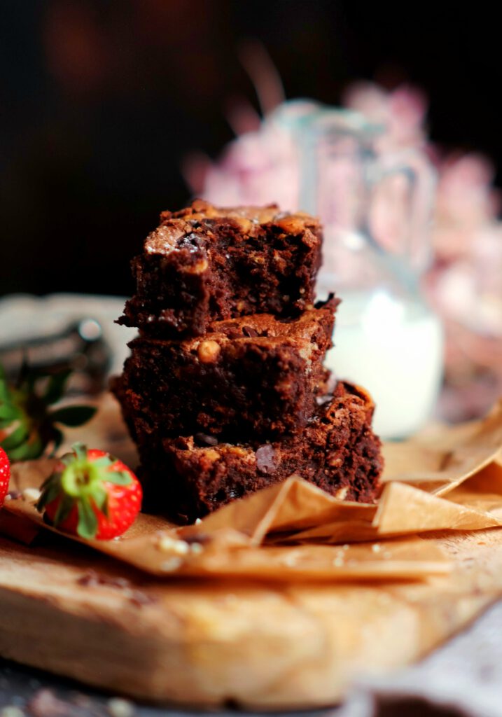 Angebissener Schoko-Brownie, der die weiche Konsistenz und die knackige Oberfläche zeigt