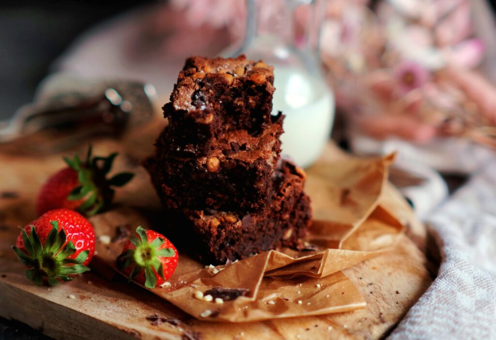 Saftige Schoko-Brownies auf einem Brett gestapelt