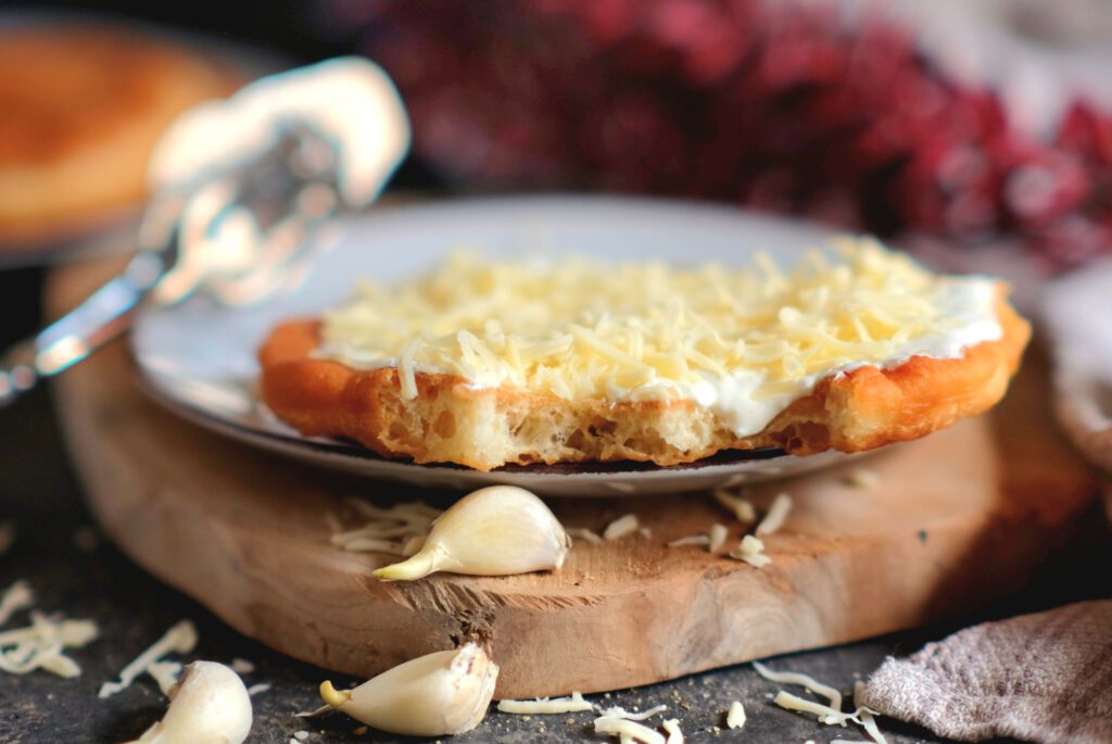 Nahaufnahme eines frisch gebackenen Langos: Außen knusprig, innen fluffig weich