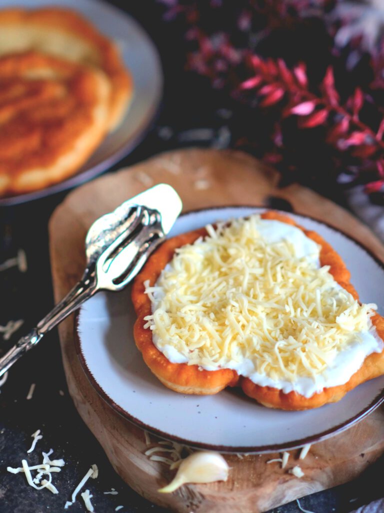 Familienfreundliches Abendessen: Selbstgemachte Langos wie vom Weihnachtsmarkt, lecker belegt