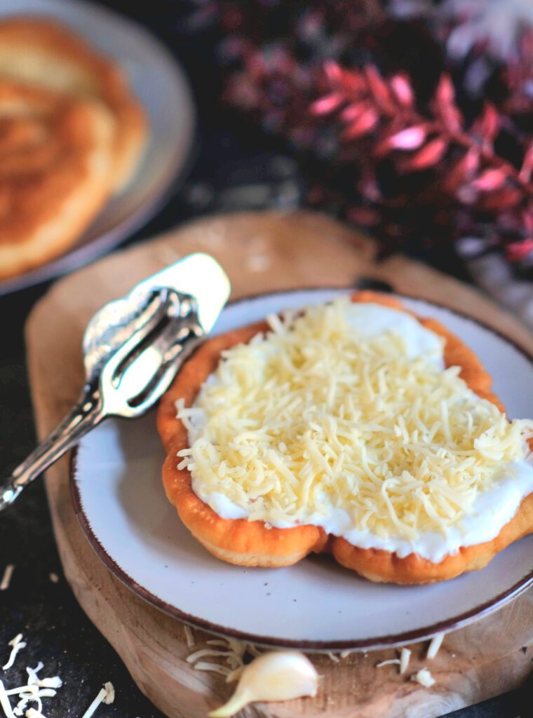 Nahaufnahme eines frisch gebackenen Langos: Außen knusprig, innen fluffig weich