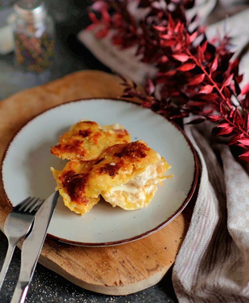 Klassisches Kartoffelgratin mit knuspriger Käsekruste, servierfertig auf dem Tisch