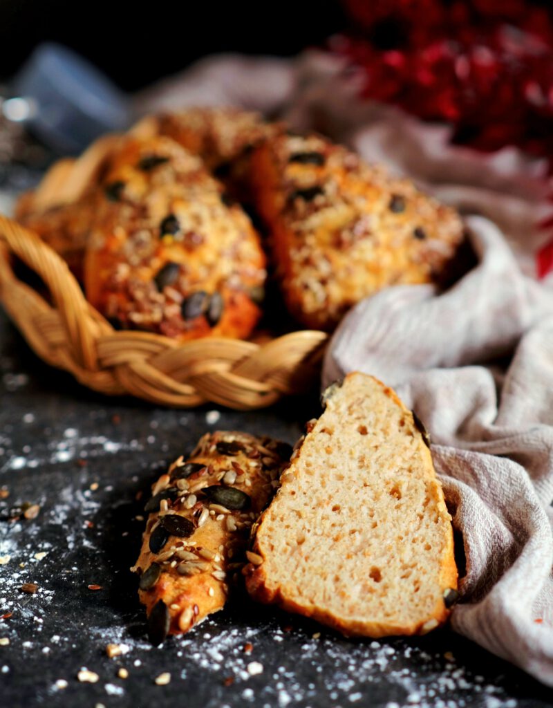 Aufgeschnittenes Proteinbrötchen zeigt die fluffige, saftige Krume dank Magerquark im Teig