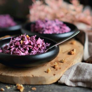 Rotkohl-Apfel-Krautsalat mit Walnüssen