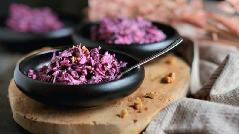 Rotkohl-Apfel-Krautsalat mit Walnüssen