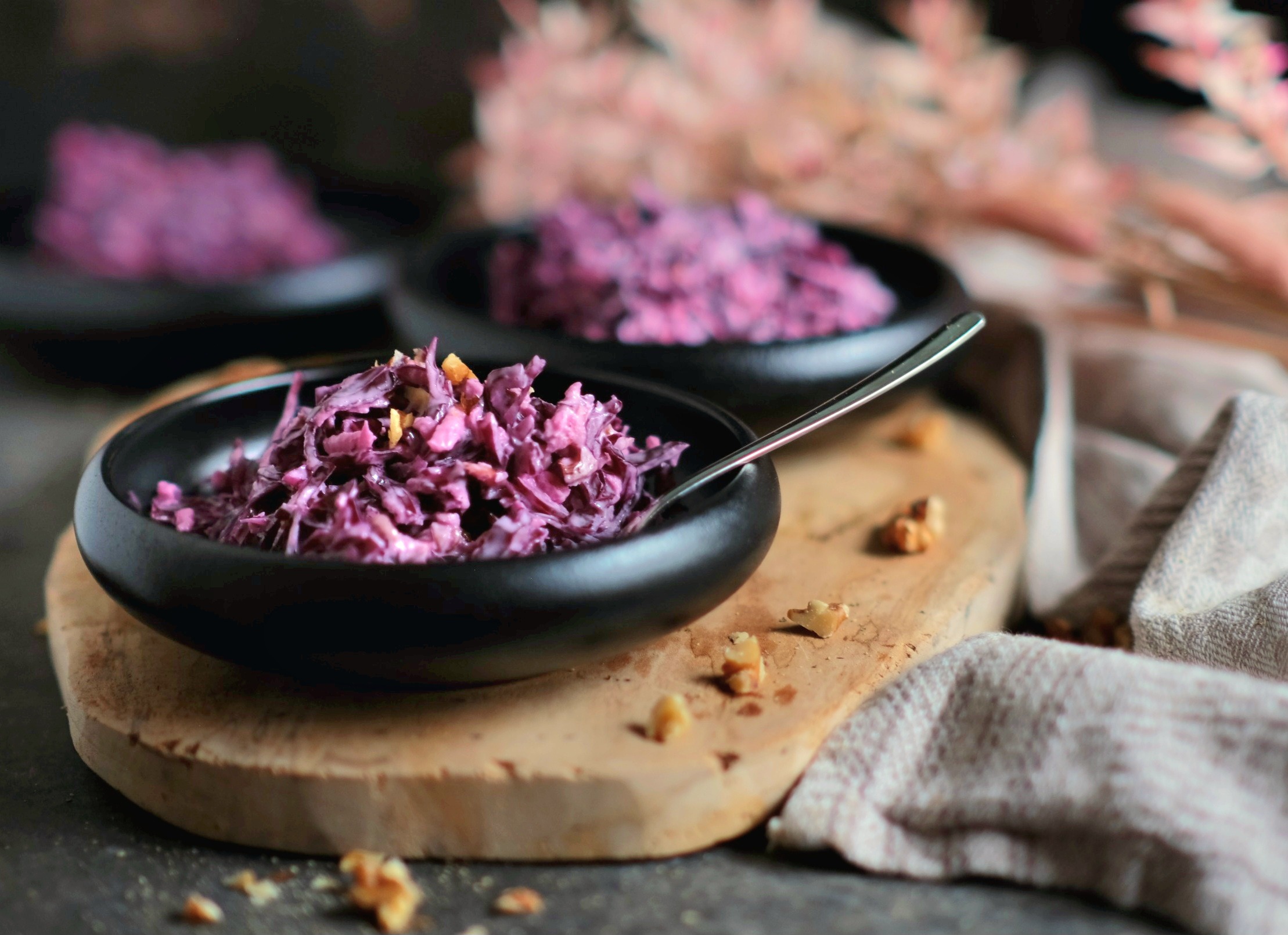 Rotkohl-Apfel-Krautsalat mit Walnüssen