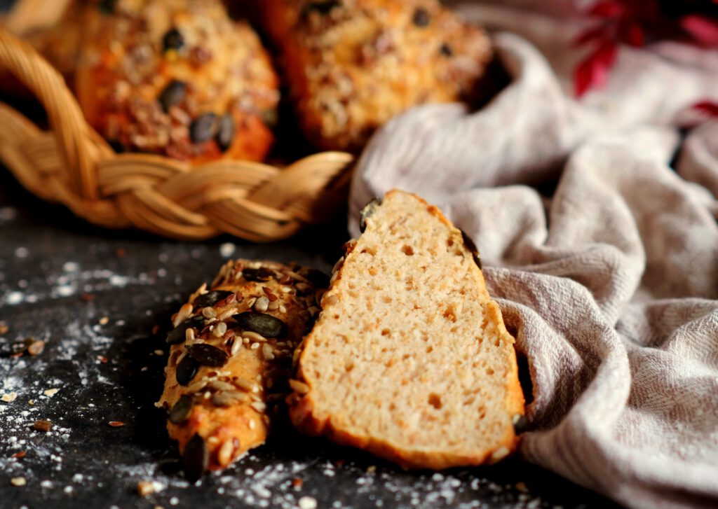 Nahaufnahme von saftigen Eiweißbrötchen mit Haferflocken und Magerquark für das gesunde Familienfrühstück