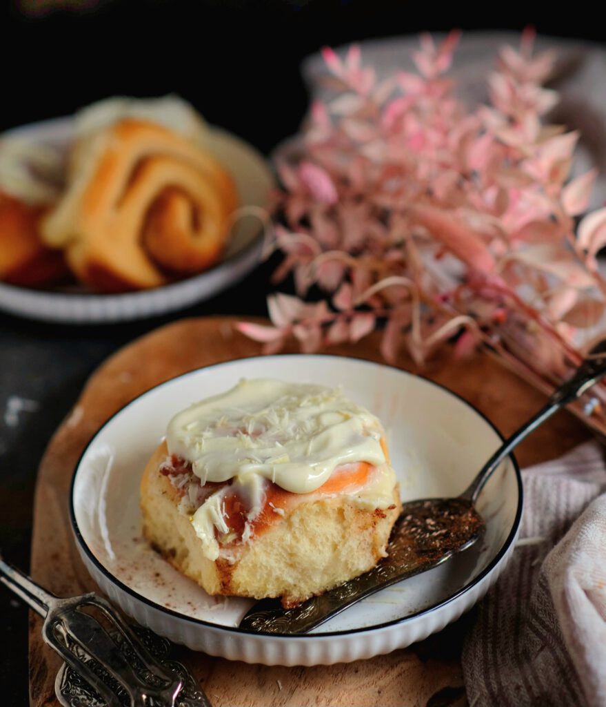 Goldbraune Zimtschnecken mit Frosting – das perfekte Sonntagsgebäck