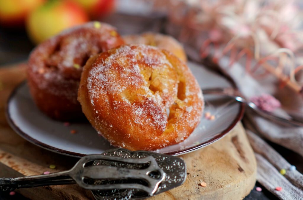 Apfelberliner im heißen Fett goldbraun ausgebacken