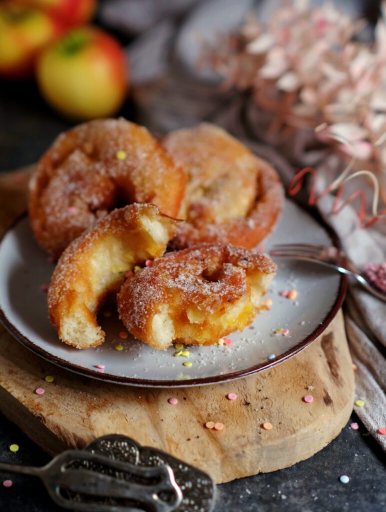 Apfelberliner mit knuspriger Zuckerhülle und weichem Hefeteig