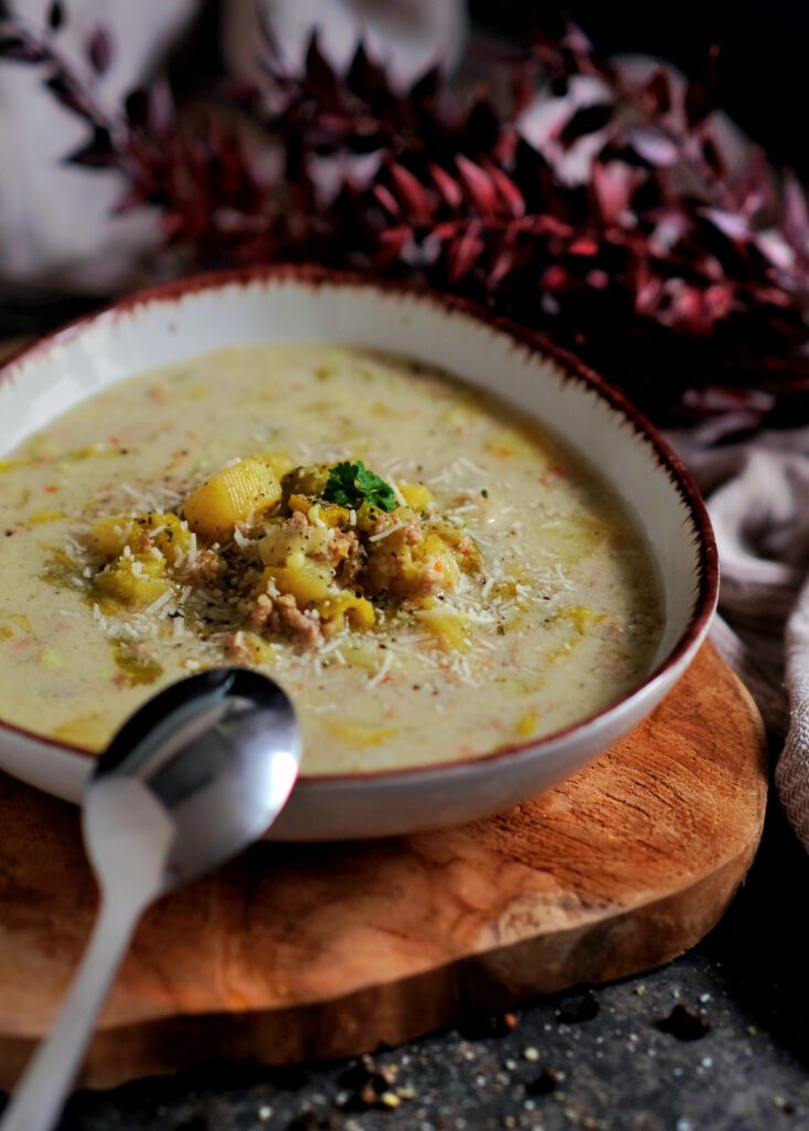 Cremige Käse-Lauch-Suppe mit Hackfleisch in einer Schale serviert – ein schnelles Familienrezept