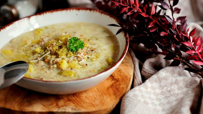 Käse-Lauch-Suppe mit Hackfleisch: schnell & einfach
