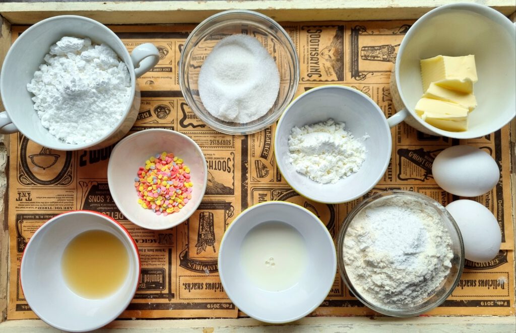 Zutaten für Amerikaner: Mehl, Eier, Zucker, Vanillezucker, Speisestärke, Backpulver, Milch, Zitronensaft, Puderzucker, Streusel