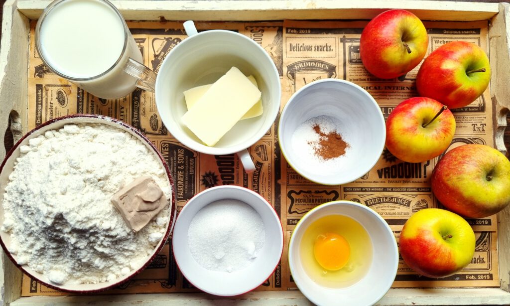 Zutaten für die Apfelberliner: für den Hefeteig: Hefe, Milch, Butter, Zucker, Ei, Mehl; für die Apfelfüllung: Äpfel, Vanillezucker, Zimt, Zitronensaft; zum Wälzen: Zucker und Zimt
