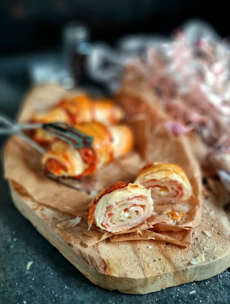 Makroaufnahme der blättrigen Teigschichten eines herzhaften Schinken-Croissants