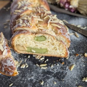 Hefezopf mit Marzipan, ein leckerer Gruß aus der Küche!