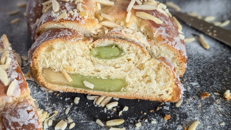 Hefezopf mit Marzipan, ein leckerer Gruß aus der Küche!