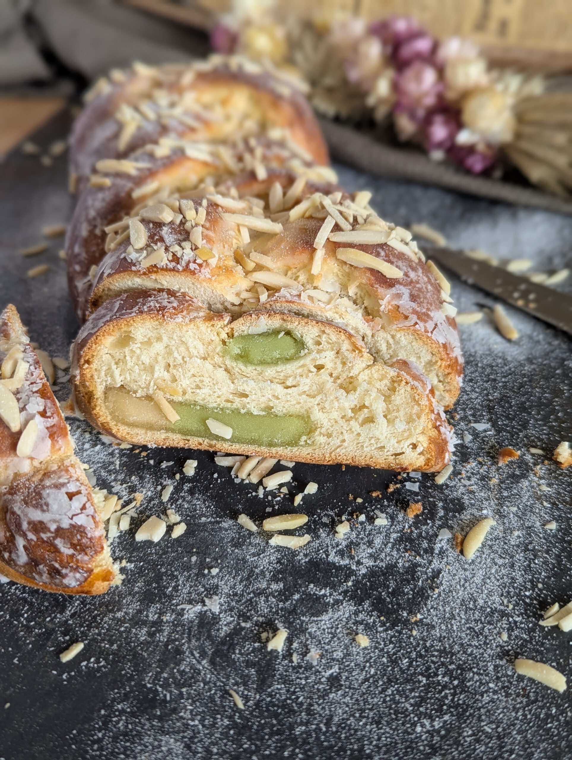 Hefezopf mit Marzipan, ein leckerer Gruß aus der Küche!