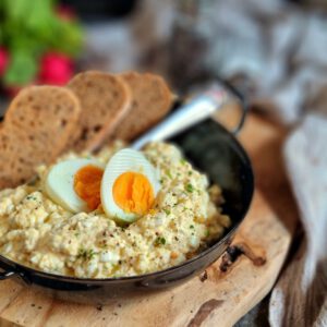 Eiersalat mit Hüttenkäse – leichtes Rezept ohne Mayo