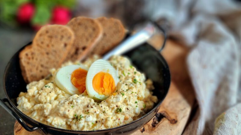 Eiersalat mit Hüttenkäse – leichtes Rezept ohne Mayo