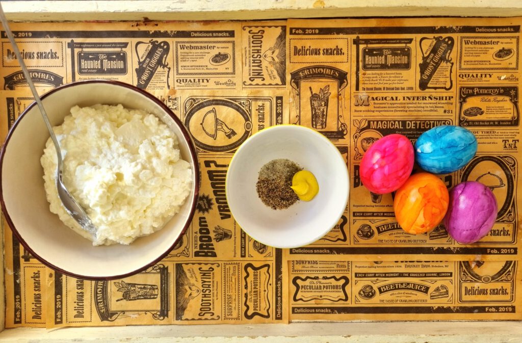 Zutaten für den leichten Eiersalat: Hüttenkäse, Eier, Senf, Kräutersalz und Pfeffer