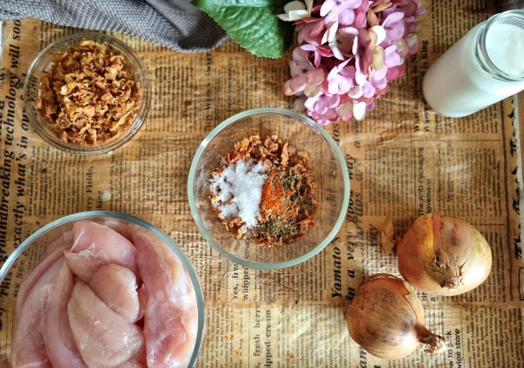 auf diesem Tablett befinden sich die Grundzutaten für das Zwiebel-Sahne -Hähnchen