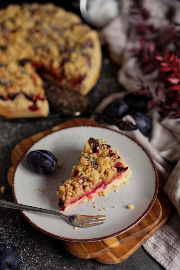Frisch gebackener saftiger Zwetschgenkuchen mit goldbraunen Streuseln