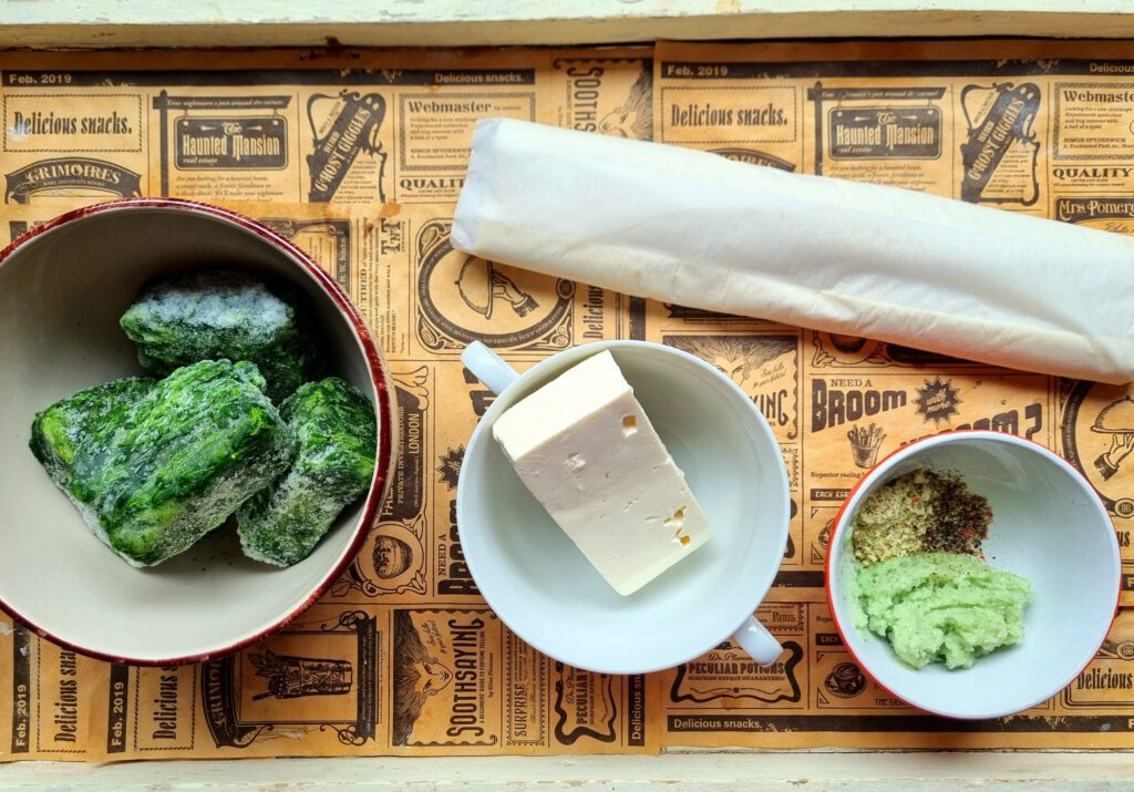 Zutaten für die Blätterteigtaschen: Blätterteig, Spinat, Feta, Zwiebel-Knoblauchpaste und Gewürze